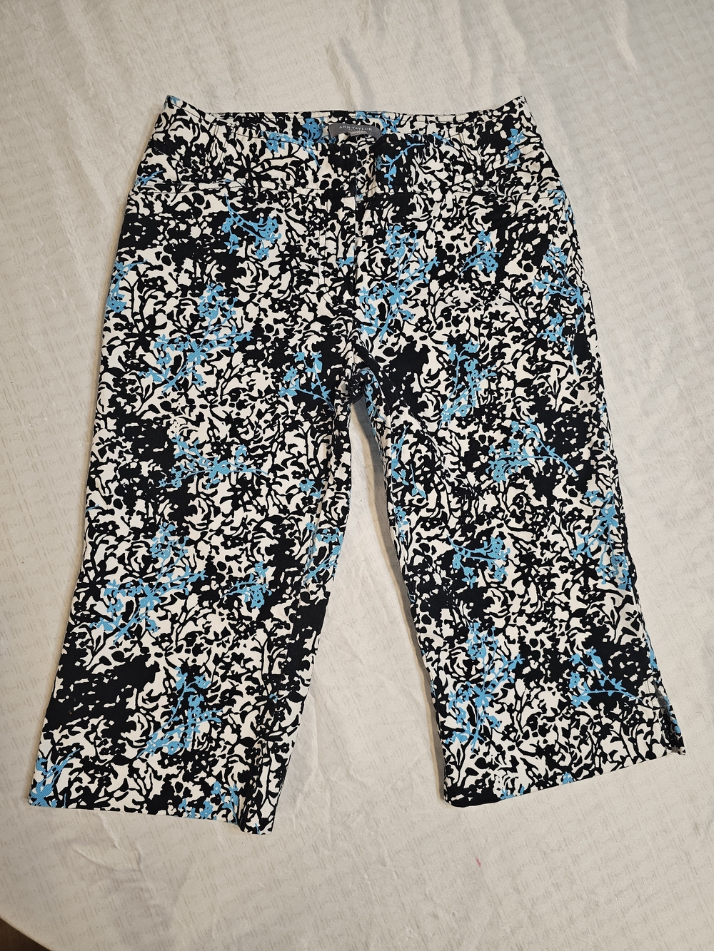 Ann Taylor Petite Size 2P Black White Blue Floral Crop Capri Pants